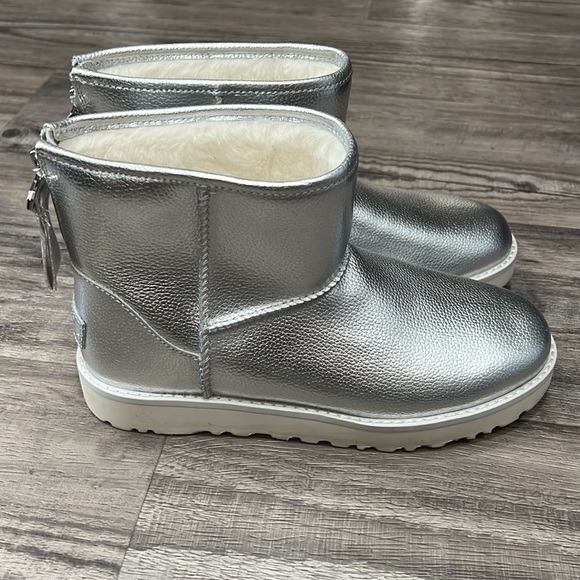 New UGG Silver Classic Mini Zip Logo Shine Boots - Picture 4 of 11